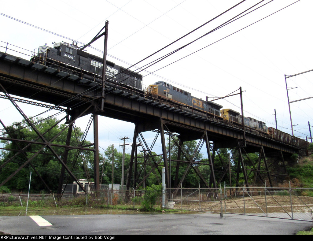 NS 3026, CSX 76 and 452